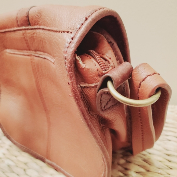 The Sak crossbody handbag, brown, leather zipper opening - Picture 9 of 15